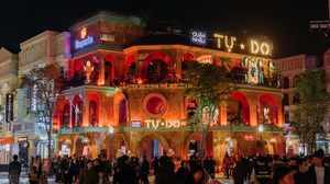 Hàng vạn du khách "cháy hết mình" trong siêu lễ hội âm nhạc đón năm mới tại Grand World