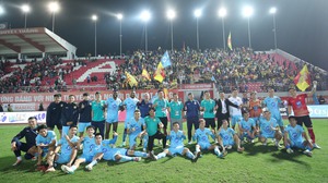 Nam Định dẫn đầu V-League: 'Đường dài mới biết ngựa hay'