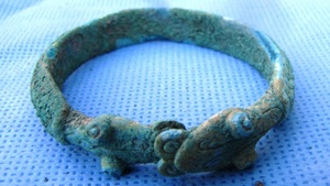 Những chiếc vòng Đông Sơn mang hình tượng rắn