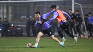 Tuyển thủ Việt Nam khen HLV Troussier nhiệt huyết, yêu bóng đá