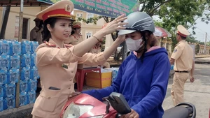 Cảnh sát giao thông tặng mũ bảo hiểm, bánh chưng tiếp sức cho người dân về quê ăn Tết