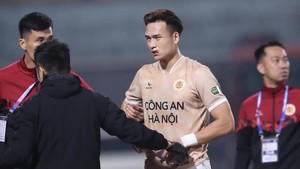 Bùi Hoàng Việt Anh mất ngủ sau chấn thương, bỏ ngỏ khả năng ra sân trận gặp Indonesia