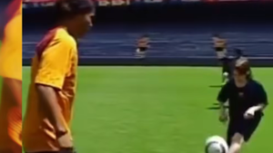 CĐM phát sốt với video Ronaldinho tâng bóng với cậu bé sau này trở thành cầu thủ hay nhất lịch sử