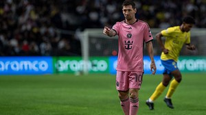 Bị fan Ronaldo khiêu khích, Messi lạnh lùng đáp trả bằng một hành động không thể 'ngầu' hơn