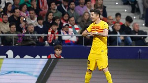 HLV Xavi bị đuổi, Barcelona vẫn thắng 3-0 trên sân Atletico Madrid nhờ sự tỏa sáng của Lewandowski
