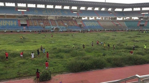 Báo Indonesia gọi tên 4 SVĐ tệ nhất thế giới, đưa sân bóng của Việt Nam lên số 1