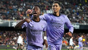 Vinicius Jr tỏa sáng, Real Madrid thoát hiểm trên sân Valencia
