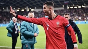 Bồ Đào Nha bại trận, Ronaldo nổi nóng, giơ 2 ngón tay ám chỉ điều muốn nói