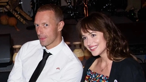 Sao phim '50 sắc thái' Dakota Johnson và trưởng nhóm Coldplay đính hôn sau 6 năm hẹn hò