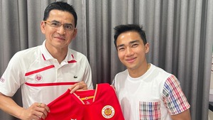 Kiatisuk khoe ảnh chụp cùng Chanathip với áo đấu của CAHN FC, CĐV đếm ngược ngày 'Messi Thái' gia nhập V-League