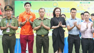 Văn Hậu dự khai mạc giải bóng đá tuổi trẻ Công an Thủ đô