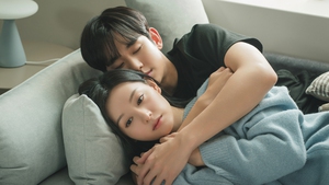 Tập 12 'Queen Of Tears': Kim Soo Hyun âu yếm Kim Ji Won sau lời tỏ tình