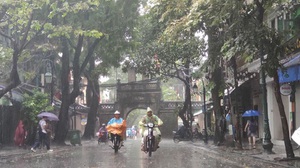 Thủ đô Hà Nội có mưa rào và dông