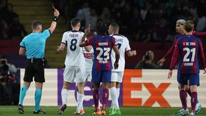 Fan Barcelona lại dậy sóng: Trọng tài rút thẻ đỏ với Araujo từng bị cấm cầm còi ở Champions League năm ngoái 