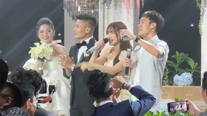 Văn Toàn cùng Hòa Minzy 'bật tình yêu lên' trong đám cưới Quang Hải, được người hâm mộ tích cực 'đẩy thuyền'