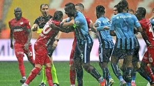 'Ngựa chứng' Balotelli lại nổi loạn khiến đội nhà thua thảm, đối mặt nguy cơ bị đuổi 