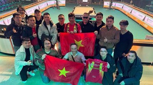 Cơ thủ Việt Nam được nhà vô địch thế giới chúc mừng sau khi giành danh hiệu lịch sử ở châu Âu