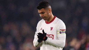 Casemiro được khuyên đi 'dưỡng già' khi liên tục mắc lỗi nặng ở trận thua đậm Crystal Palace