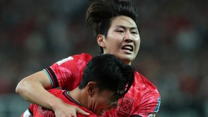 Lee Kang In ôm chầm Son Heung Min sau bàn thắng khiến ĐT Trung Quốc có nguy cơ bị loại, ĐT Thái Lan sống lại hy vọng