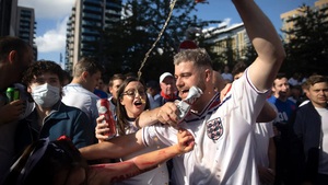 Câu chuyện EURO: Tranh cãi chuyện uống bia ở trận Anh - Serbia