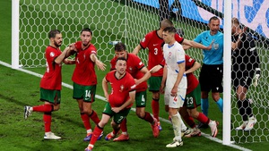 Tin nóng EURO hôm nay 19/6: Sao Bồ Đào Nha ăn mừng hụt hài hước, 2 cầu thủ rời EURO vì chấn thương