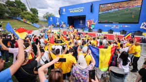 CĐV Romania ăn mừng chiến thắng sau hơn 2 thập kỷ