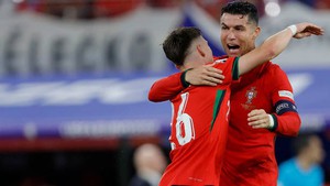Người hùng 'cứu' Ronaldo là con một huyền thoại Bồ Đào Nha; trẻ tuổi đến mức phải gọi CR7 là ‘chú'