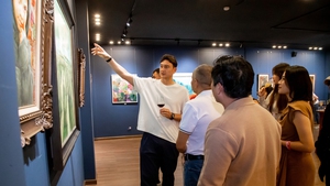 Thủ môn Đặng Văn Lâm tham quan triển lãm tranh khi đi nghỉ cùng gia đình ở Đà Lạt sau đám cưới