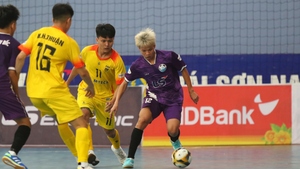 Chơi cùi chỏ phải nhận thẻ đỏ, cầu thủ futsal khiêu khích đối thủ