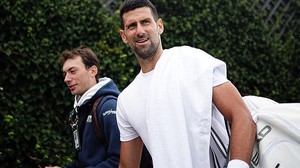 Djokovic khiến tất cả ngỡ ngàng bằng hành động khó tin ở Wimbledon