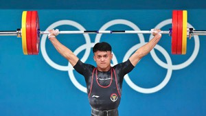 Ai ngờ tài năng trẻ ngày nào nay đã trở thành tượng đài của cử tạ Indonesia