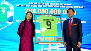 Huỳnh Như mặc áo dài duyên dáng, tặng áo đấu trong một sự kiện đầy ý nghĩa