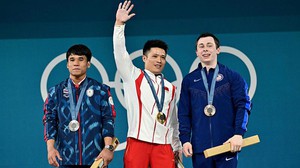 Thái Lan giành HCB nội dung Trịnh Văn Vinh bị loại khi 'siêu nhân' Trung Quốc áp đảo tuyệt đối tại Olympic