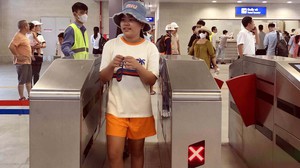 Người dân háo hức trải nghiệm tuyến metro Nhổn - Ga Hà Nội