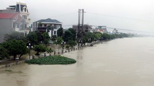 Mưa lớn làm tràn bờ bao nhiều huyện, Hà Nội sẵn sàng sơ tán người dân