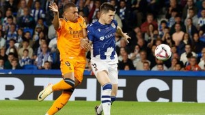 Mbappe rực sáng, Real Madrid gây áp lực lên Barcelona nhờ 2 quả phạt đền