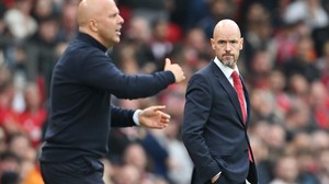 Ten Hag nổi trận lôi đình sau trận thua Liverpool, quát lại phóng viên và tuyên bố hùng hồn 'chỉ xếp sau' Man City