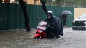 Mưa to, nhiều tuyến đường ở thành phố Vinh ngập sâu