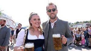 Harry Kane tỏa sáng ở lễ hội bia Oktoberfest sau khi xô đổ loạt kỷ lục Bundesliga