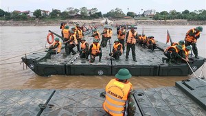 Vụ sập cầu Phong Châu: Lắp đặt cầu phao dã chiến phục vụ đi lại của người dân