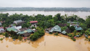Cảnh báo lũ, nhanh chóng di dời người dân vùng thấp đến nơi an toàn