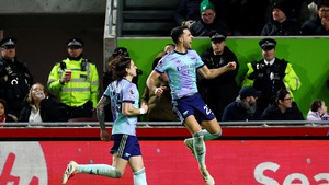 Arsenal ngược dòng ngoạn mục để gây áp lực lên Liverpool 