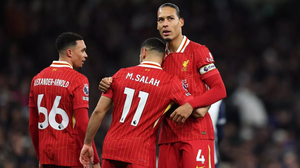 Vì sao 3 trụ cột Liverpool chưa chịu ký hợp đồng?