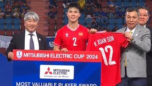 Xúc động hình ảnh đồng đội thay Xuân Son lên nhận cú đúp giải thưởng danh giá của AFF Cup 2024