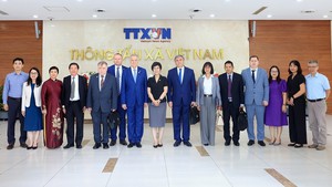 Đoàn Ủy ban Đối ngoại chính quyền St.Petersburg thăm Thông tấn xã Việt Nam