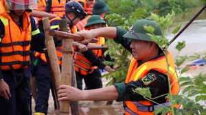 Vỡ đê bối sông Cầu tại Thái Nguyên, các lực lượng khẩn trương khắc phục