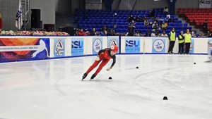 Cô bé Việt Nam 12 tuổi chinh phục đấu trường trượt băng tốc độ quốc tế