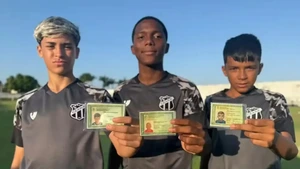 Bộ ba 'Messi, Neymar, Iniesta' gây sốt khi cùng khoác áo một đội bóng ở Brazil