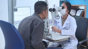 Cấp cứu mắt do vụn lưỡi cưa găm vào mắt