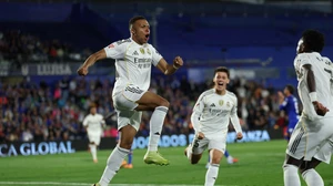 Mbappe ghi bàn trận thứ 11 liên tiếp, Real thắng trong trận đấu có 2 thẻ đỏ để đòi ngôi đầu bảng từ tay Barca